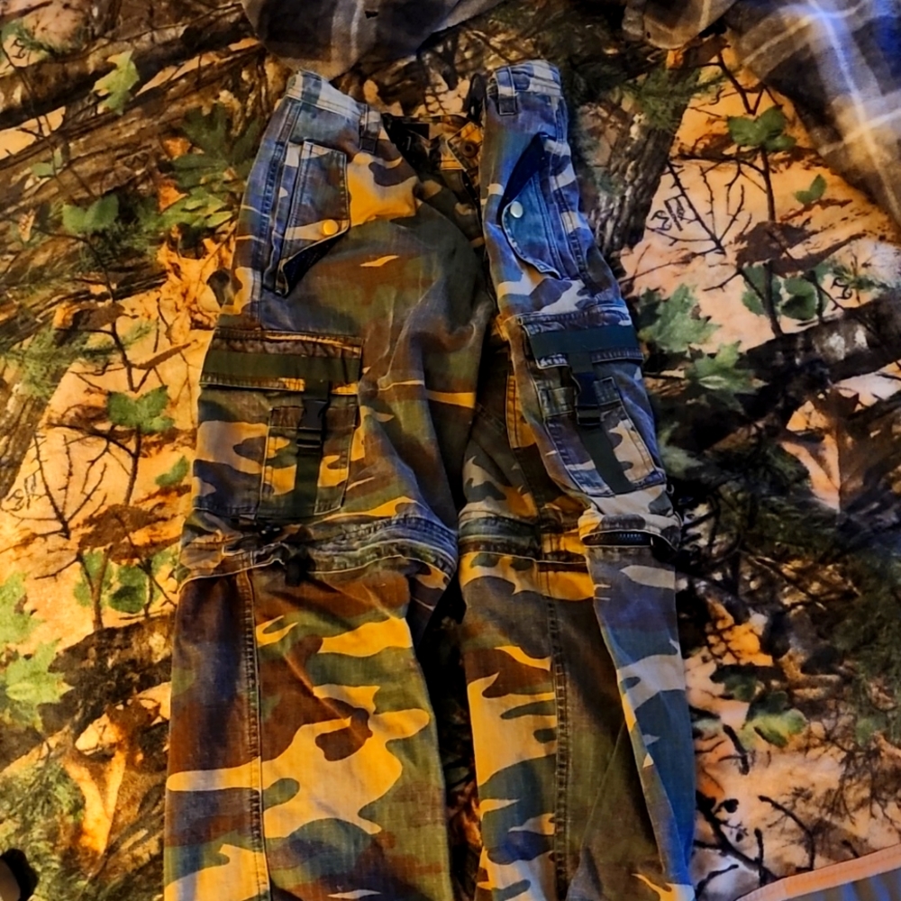 Woman's 14/16 camo pants/shorts.